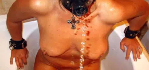 Devote Fetisch Lady steht als Toilettendienerin bereit